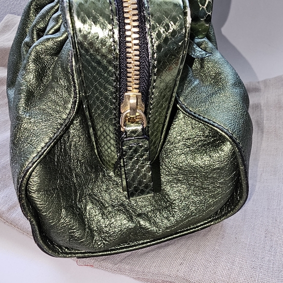 AUTHENTIC GREEN METALLIC PYTHON/LEATHER VALENTINO GARAVANI HANDLE BAG - Picture 4 of 12